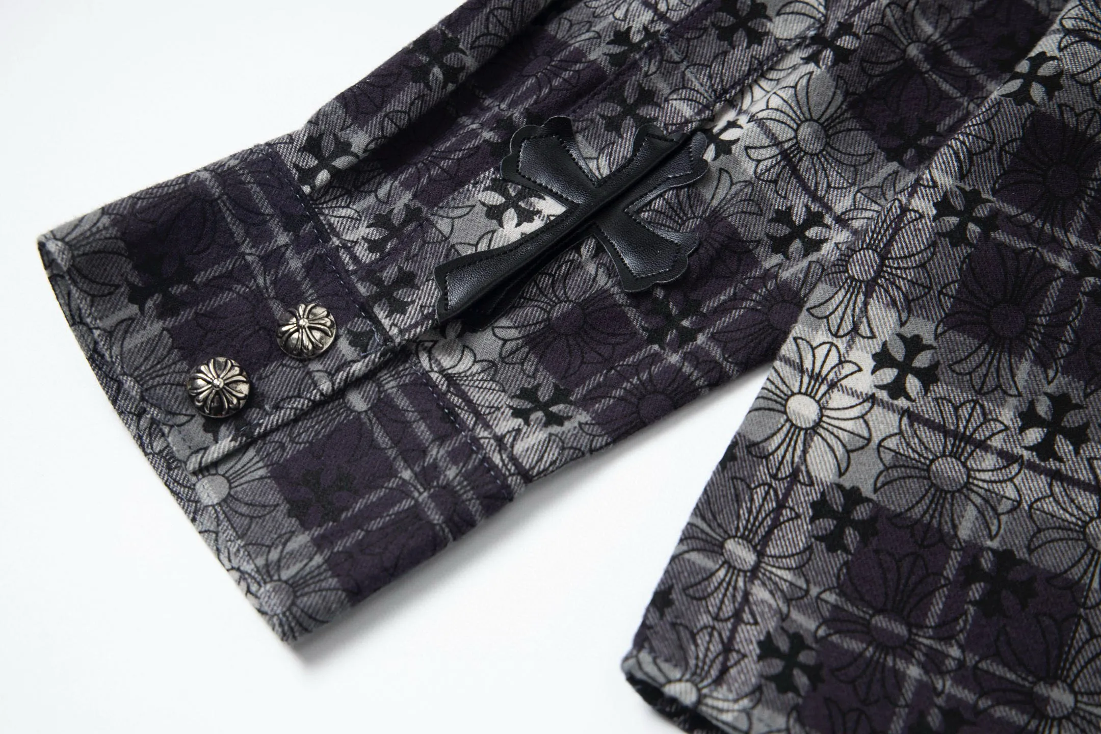 P230 Style number: G008 Chrome Hearts classic cashew flower cross all-over printed jacquard long-sleeved top casual shirt for couples 1️⃣Customized original jacquard fabric, high-quality pure cotton jacquard plaid fabric, soft and comfortable to the touch, a very high-quality fabric! 2️⃣The details of the workmanship are perfectly controlled. The lining is made of vest hemming, and the cuffs are made of double cross leather labels. It is different from the ordinary version. The collar is also designed with interlining, which shows high-end fashion and personality. The style is fashionable, simple and elegant, and it is a very versatile jacket! 4⃣️Complete accessories, all customized with original versions! Same style for men and women Color: cashew black Size: S, M, L, XL